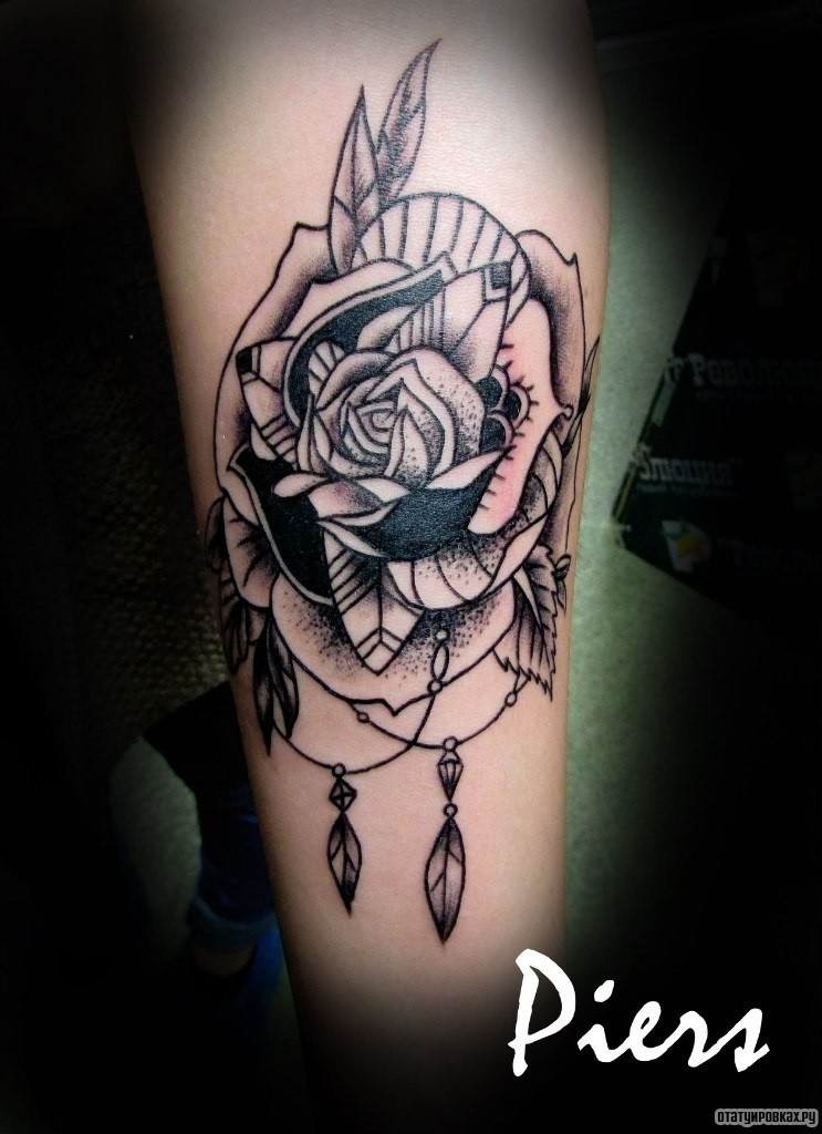 Фотография татуировки под названием «Роза с украшением»