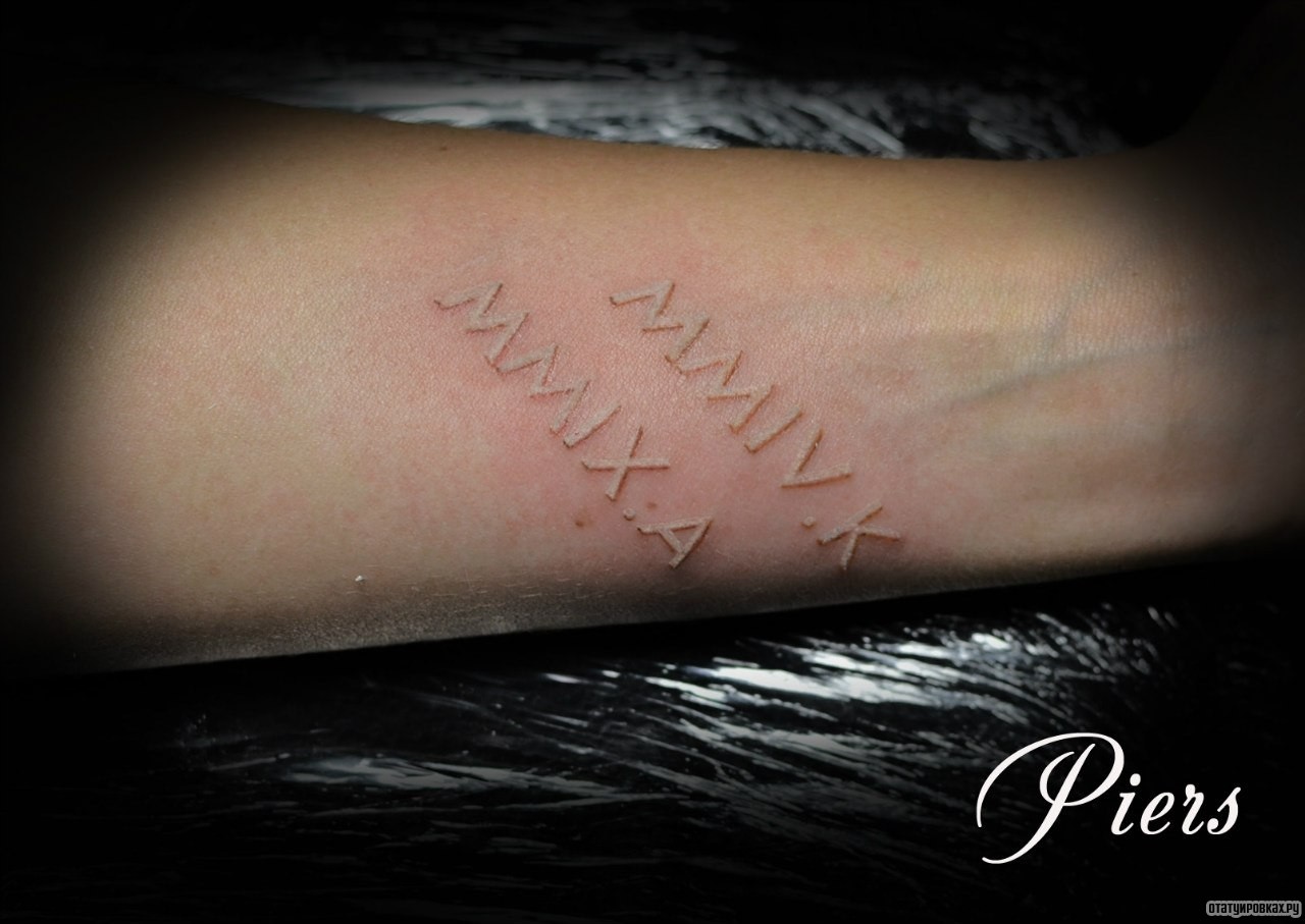 Фотография татуировки под названием «Римская надпись»