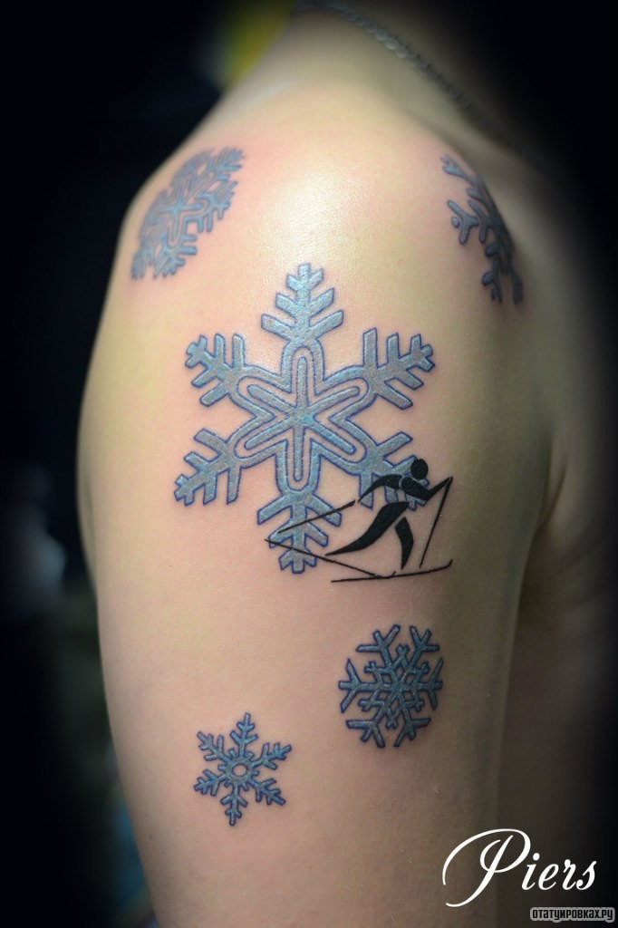 Фотография татуировки под названием «Снежинки»