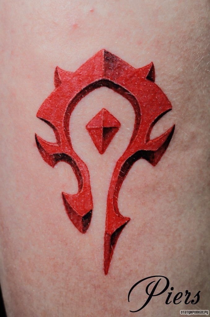 Фотография татуировки под названием «Красный символ»