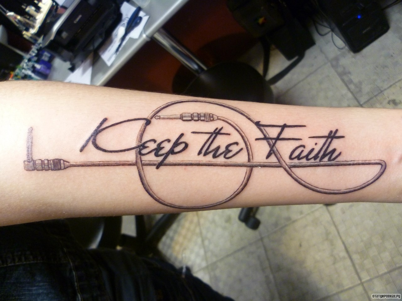 Фотография татуировки под названием «Надпись и скрипичный ключ»