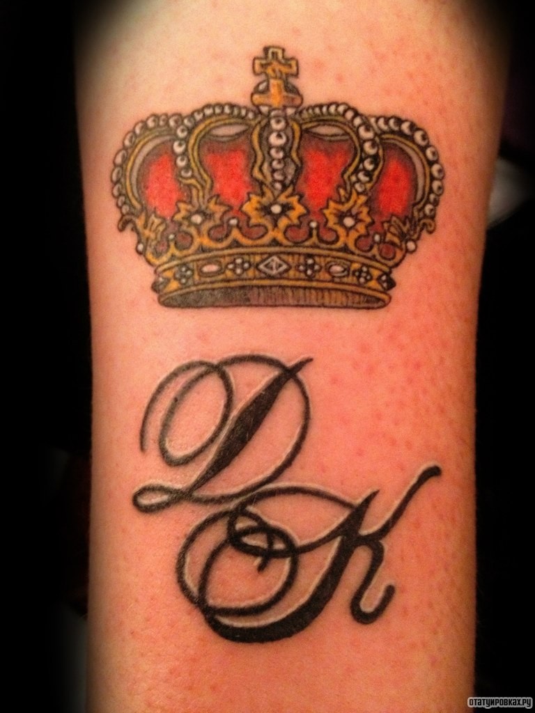 Фотография татуировки под названием «Корона и инициалы»