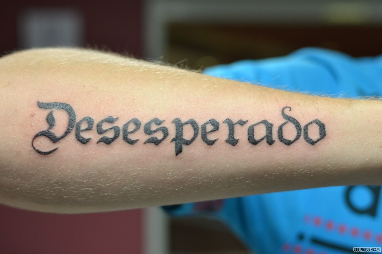 Фотография татуировки под названием «Desesperado надпись»