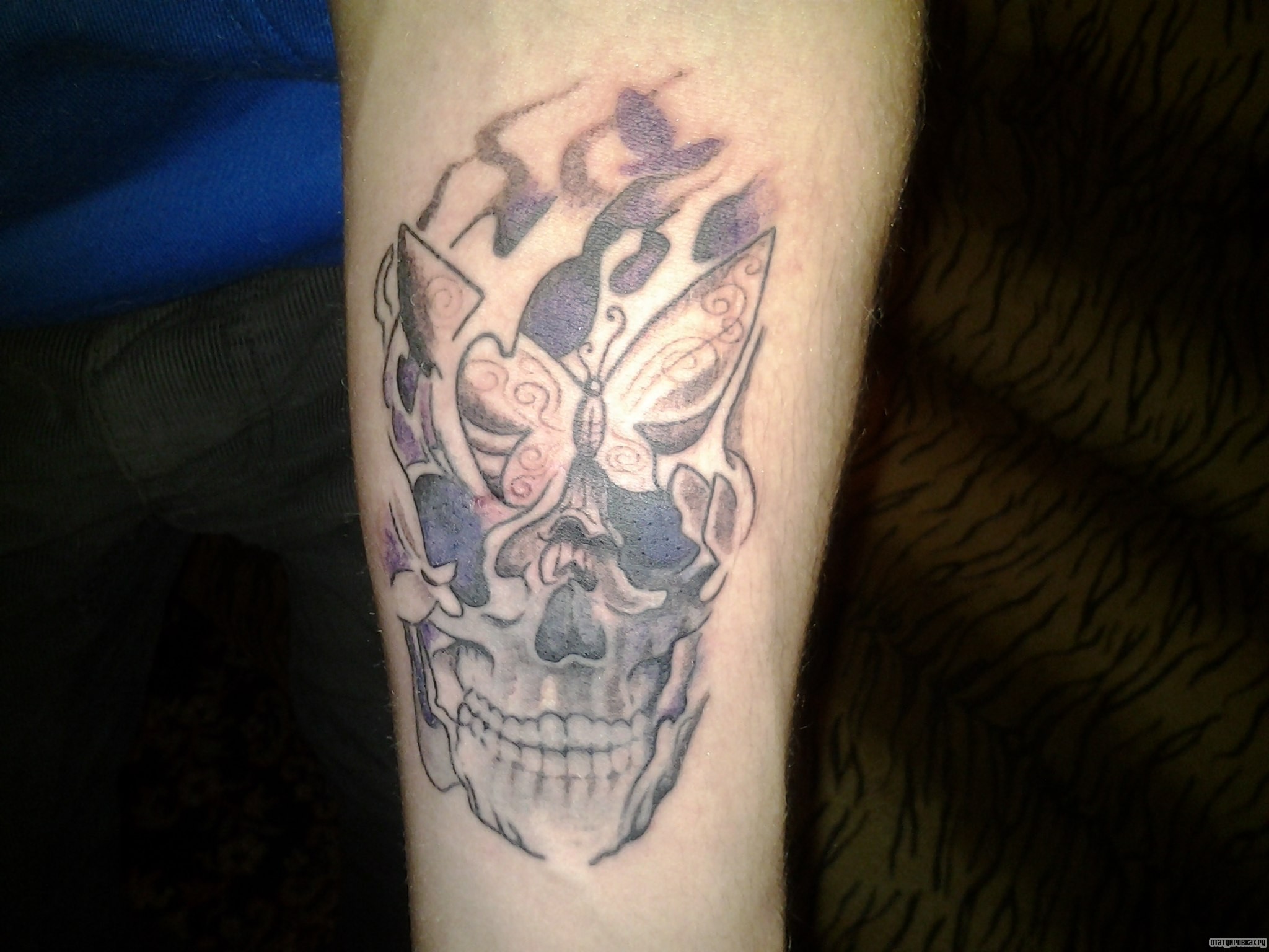 Фотография татуировки под названием «Череп бабочка»