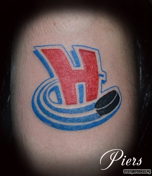 Фотография татуировки под названием «Логотип H и шайба»