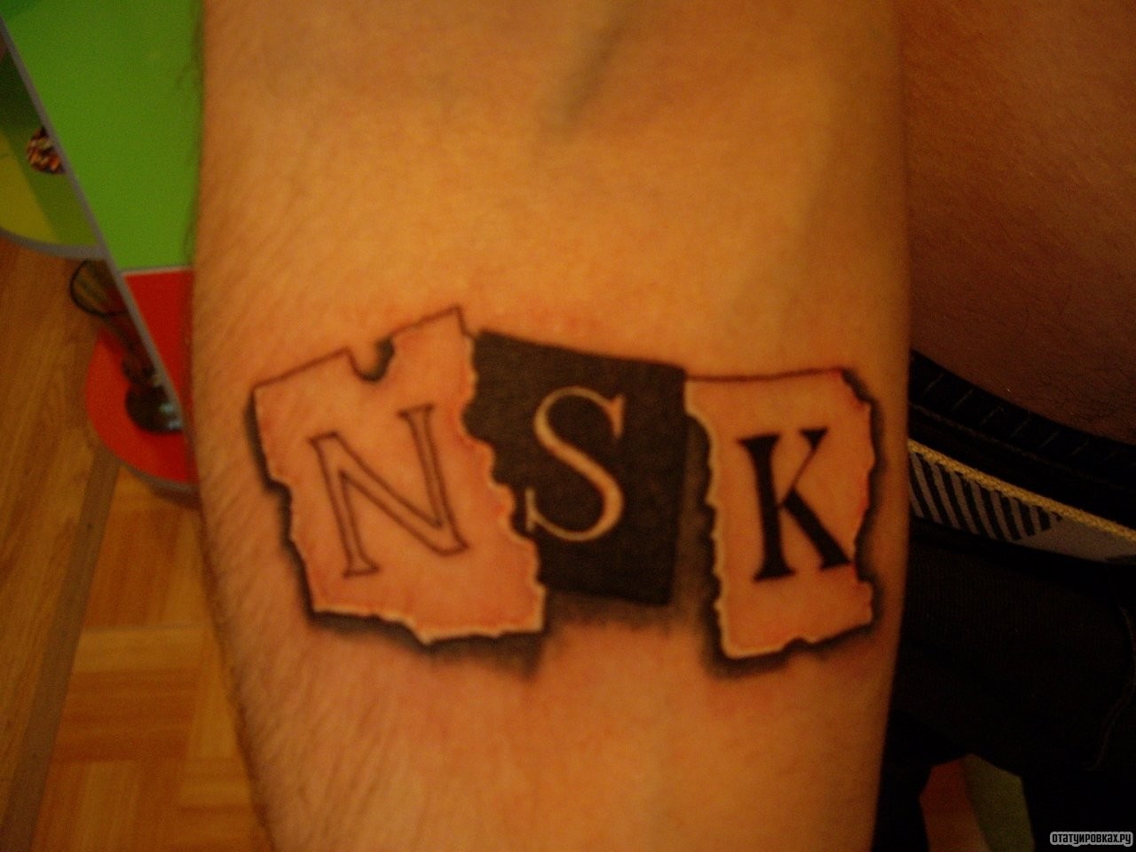 Фотография татуировки под названием «Три буквы NSK»