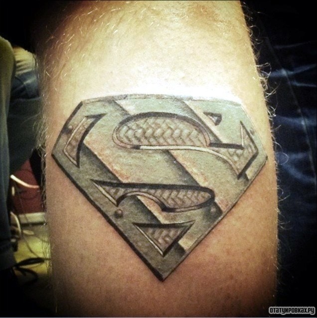 Фотография татуировки под названием «Значок супермен»