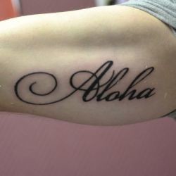 Тату aloha надпись