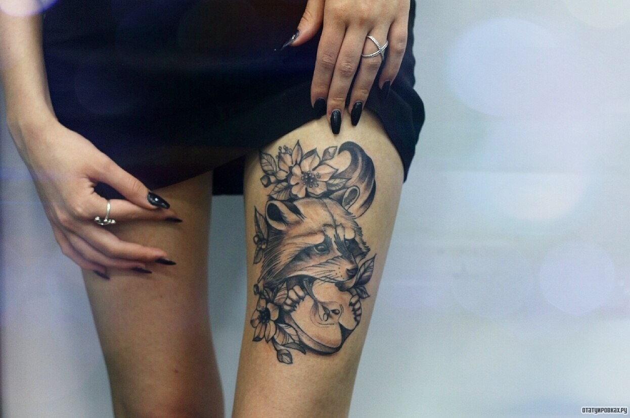 Фотография татуировки под названием «Енот с яблоком»