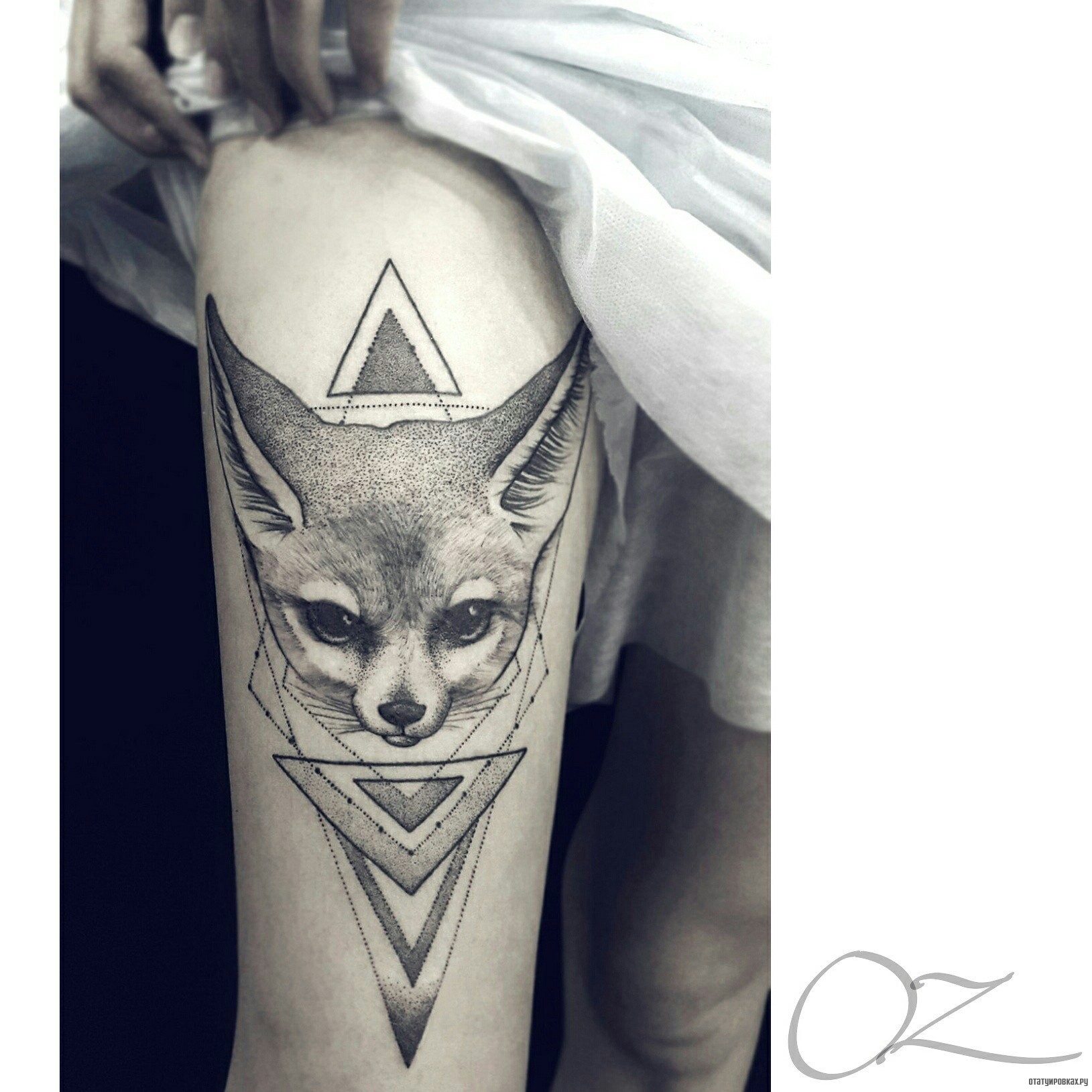 Фотография татуировки под названием «Лисенок и треугольники»