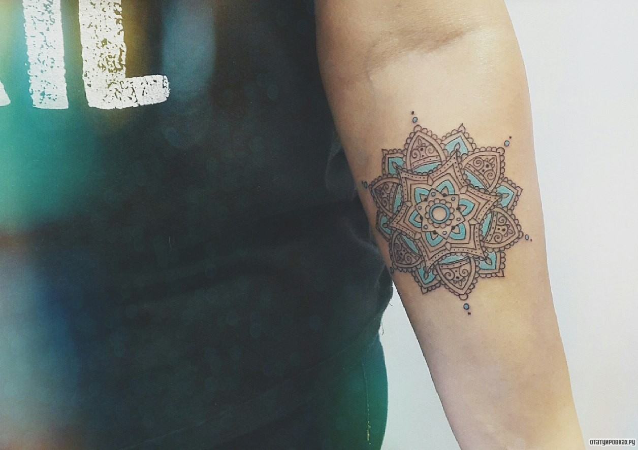 Фотография татуировки под названием «Мандала с голубым фоном»