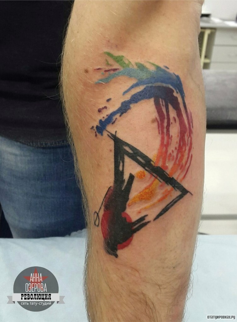 Фотография татуировки под названием «Треугольник и краски»