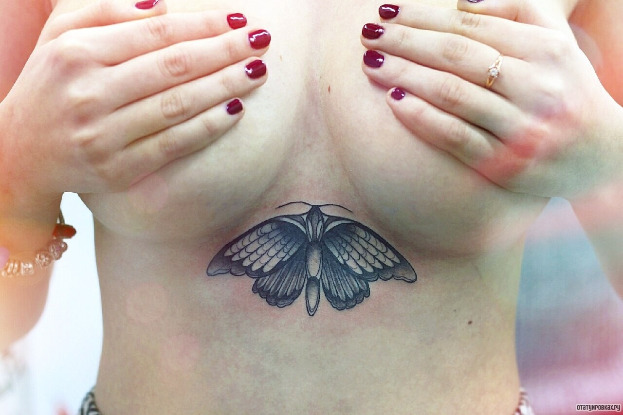 Фотография татуировки под названием «Бабочка мотылек»