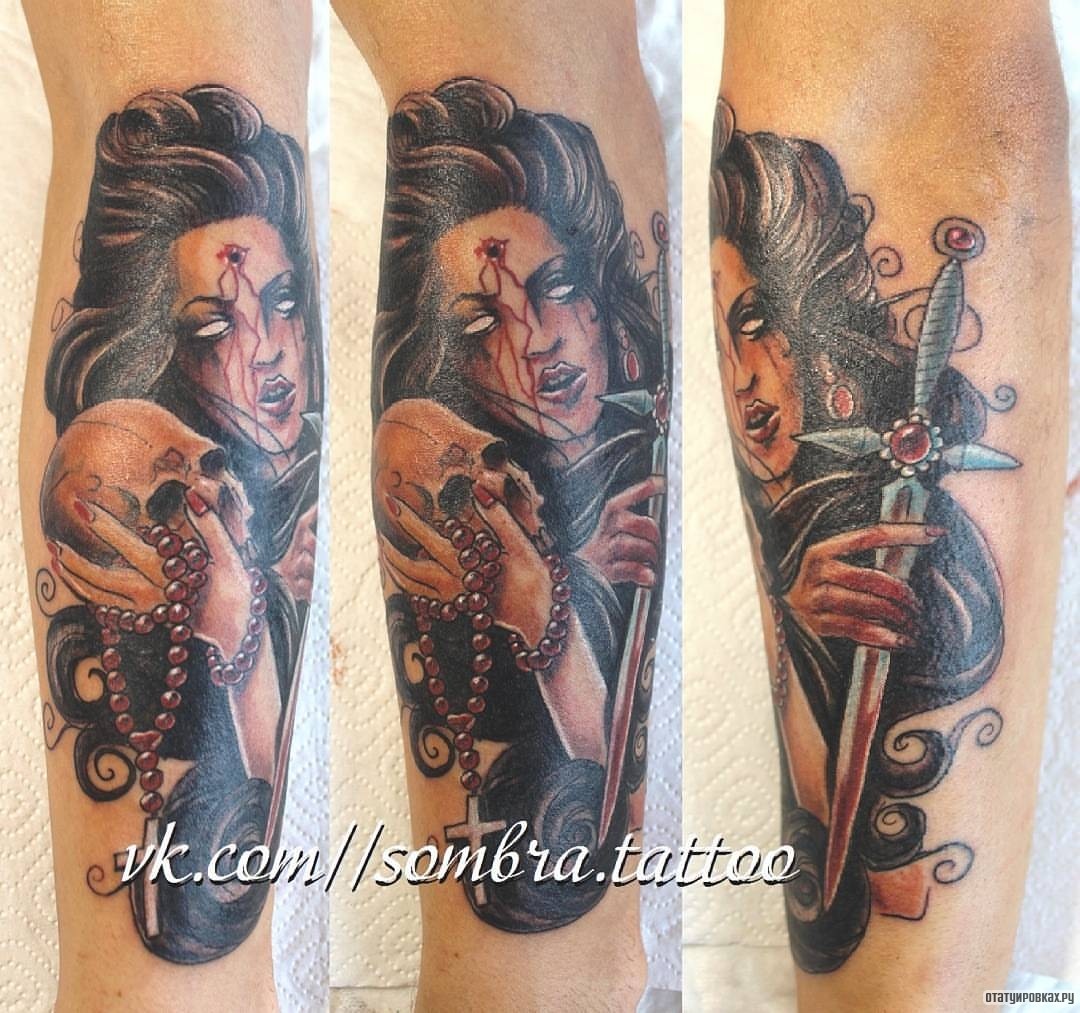 Фотография татуировки под названием «Девушка с кинжалом и черепом»