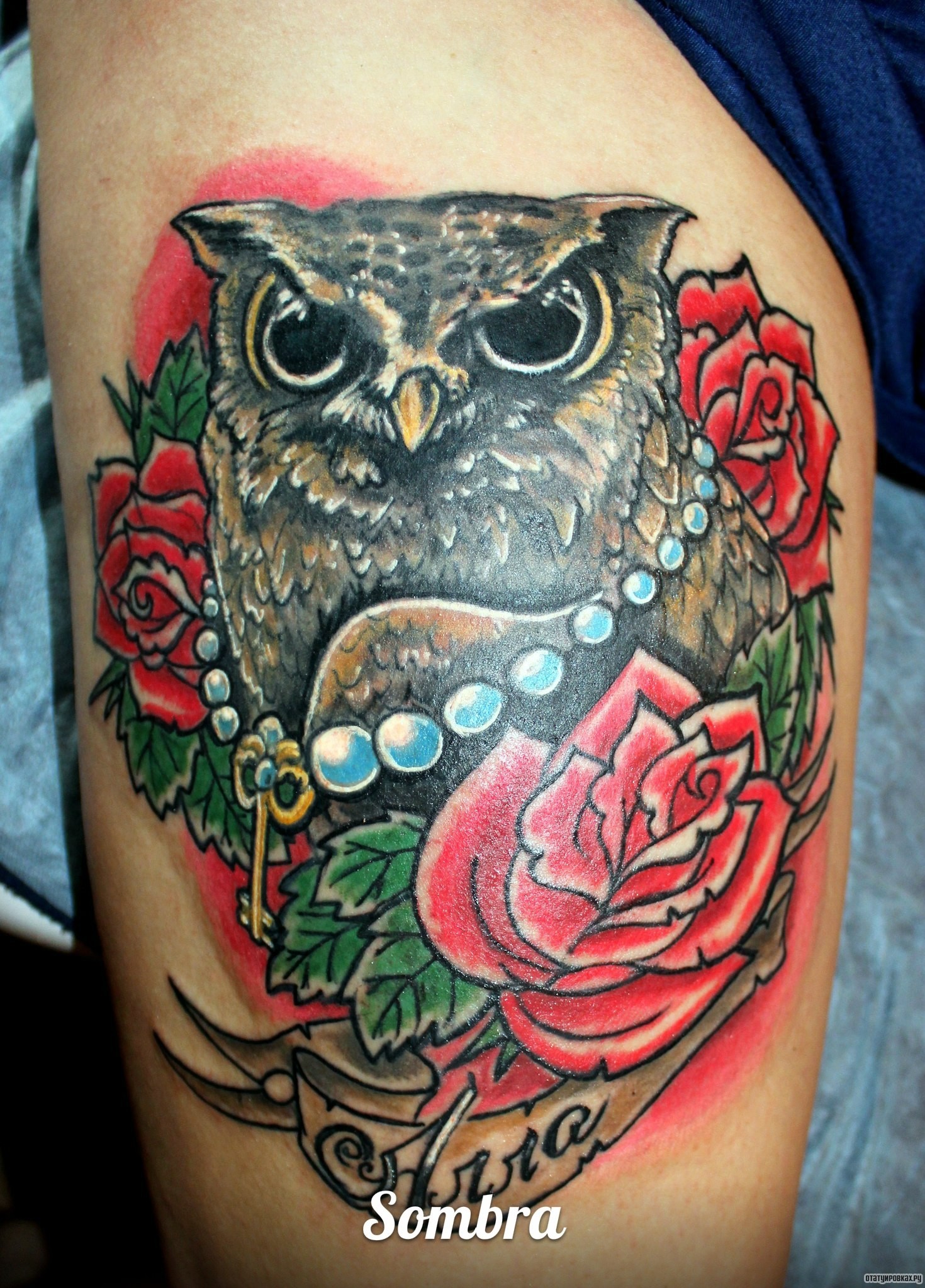 Фотография татуировки под названием «Сова и розы»