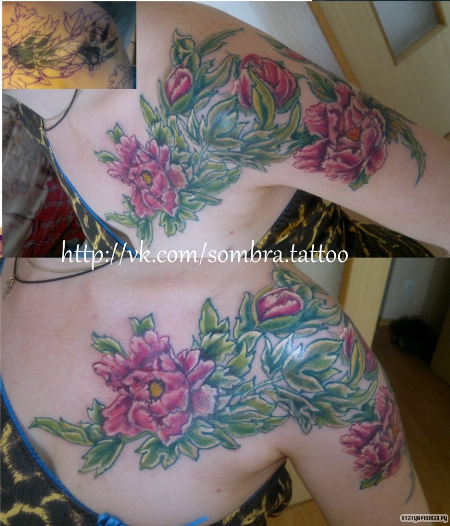 Фотография татуировки под названием «Пионы с листьями»