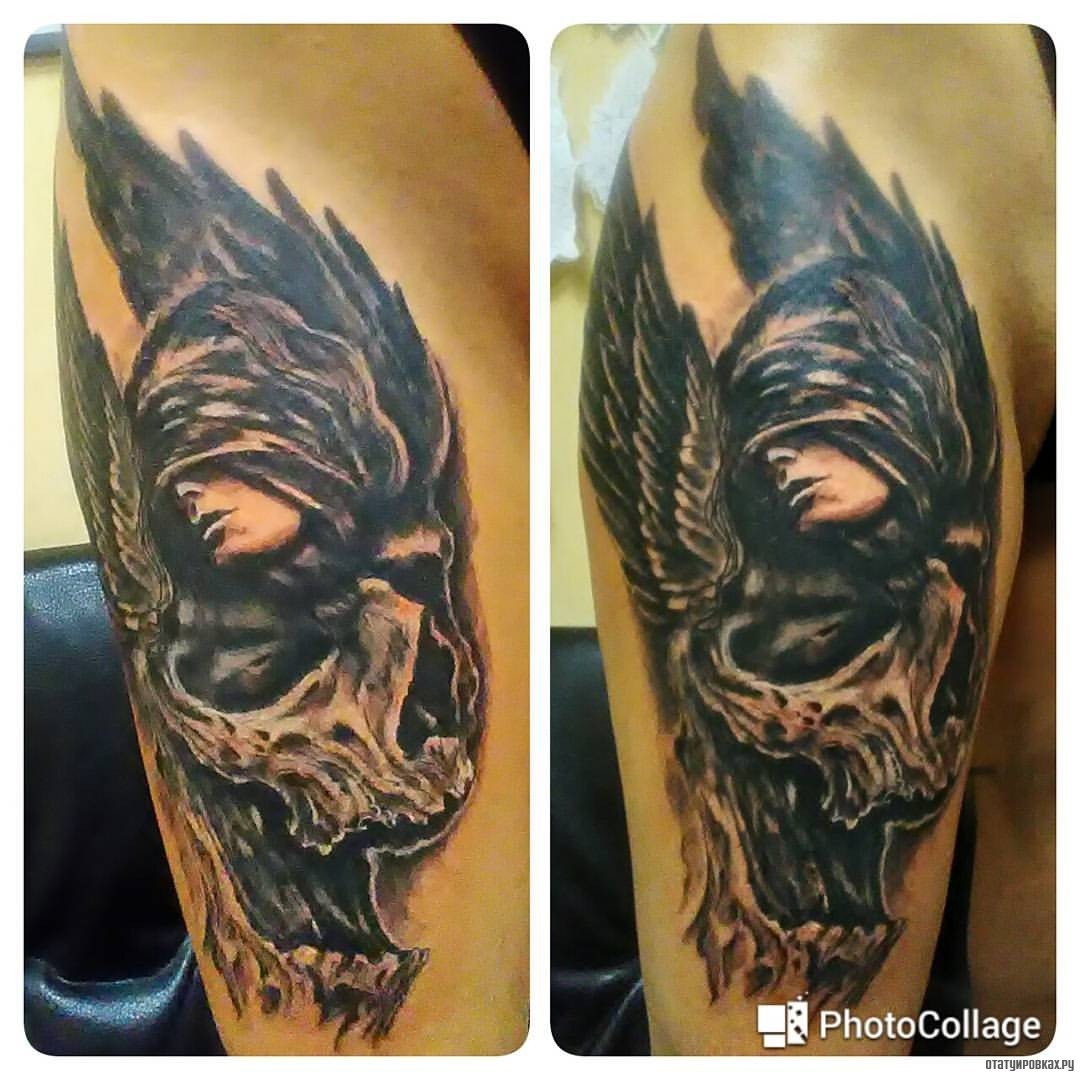 Фотография татуировки под названием «Девушка и череп с крыльями»