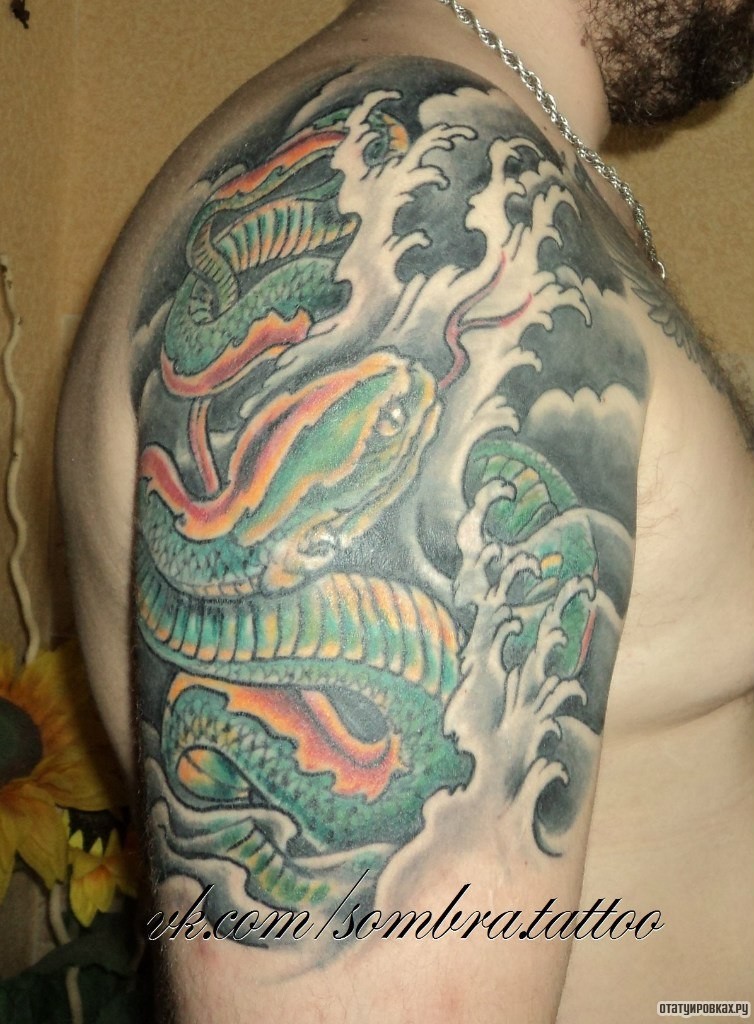 Фотография татуировки под названием «Змеи в волнах»