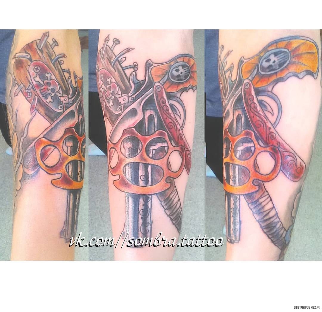 Фотография татуировки под названием «Пистолет, кастеты, нож»