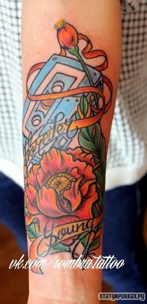 Фотография татуировки под названием «Роза и кассета от магнитофона»