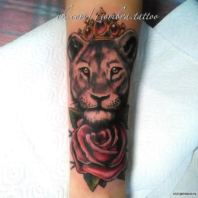 Фотография татуировки под названием «Лев в короне и роза»