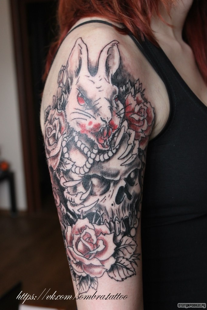 Фотография татуировки под названием «Кролик и розы с черепом»