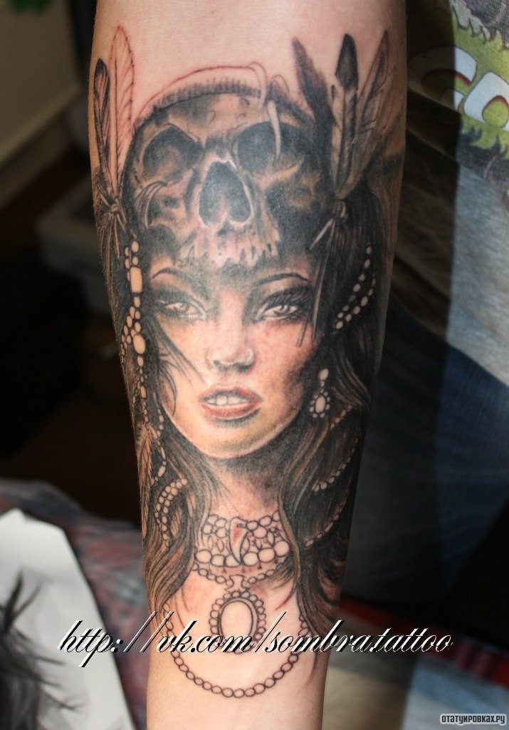 Фотография татуировки под названием «Девушка и стрекозы»