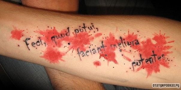 Фотография татуировки под названием «Надписи с красными кляксами»