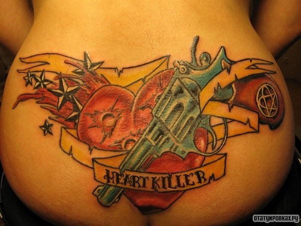 Фотография татуировки под названием «Цветы, пистолет, сердце и лента»