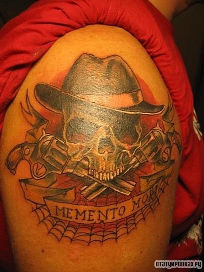 Фотография татуировки под названием «Череп с пистолетами в шляпе»