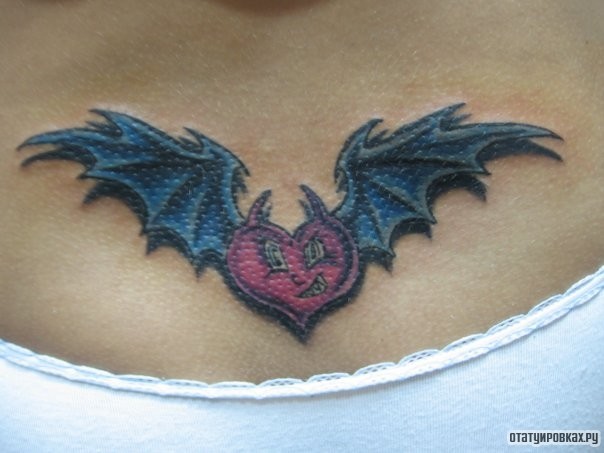 Фотография татуировки под названием «Сердце с крыльями летучей мыши»