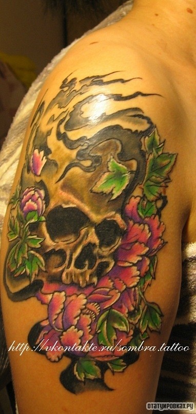 Фотография татуировки под названием «Череп с пионами»