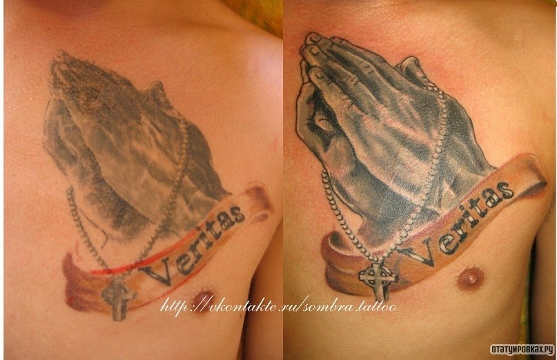 Фотография татуировки под названием «Руки молящегося и надпись»