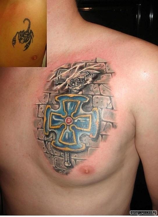 Фотография татуировки под названием «Синий крест и стена»
