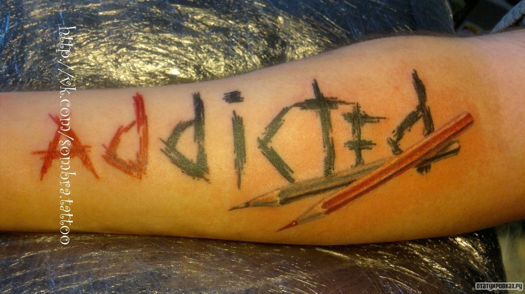 Фотография татуировки под названием «Надпись и карандаши»