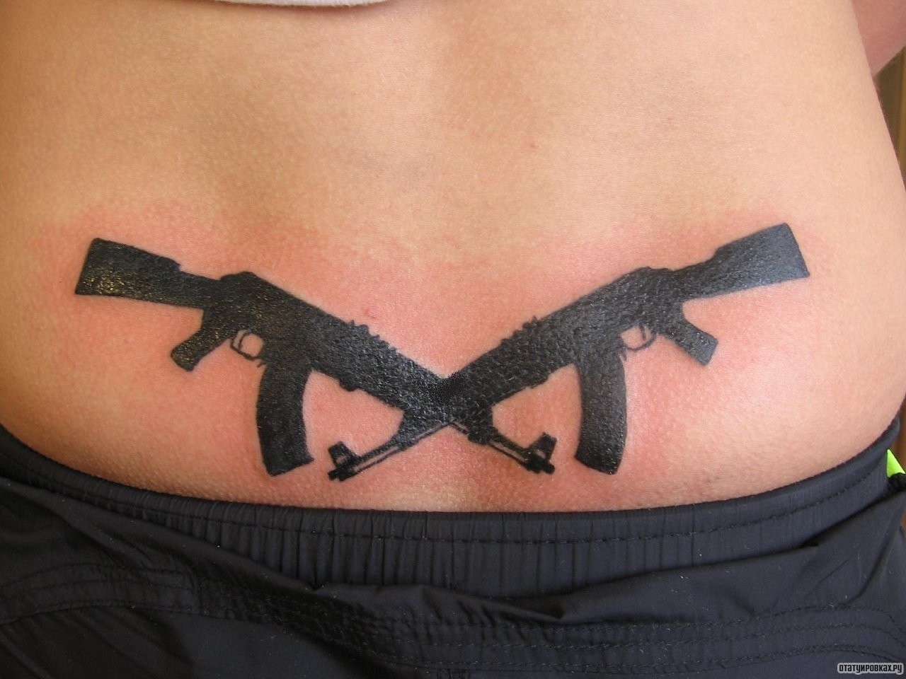 Фотография татуировки под названием «Два автомата калашникова»