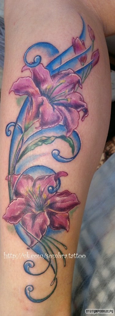Фотография татуировки под названием «Две лилии в узоре»