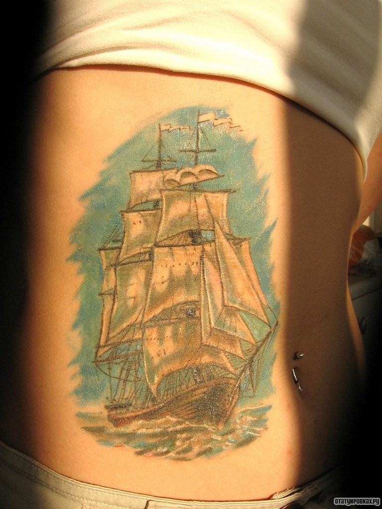 Фотография татуировки под названием «Корабль на волнах»
