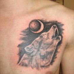 Тату волк воет на луну