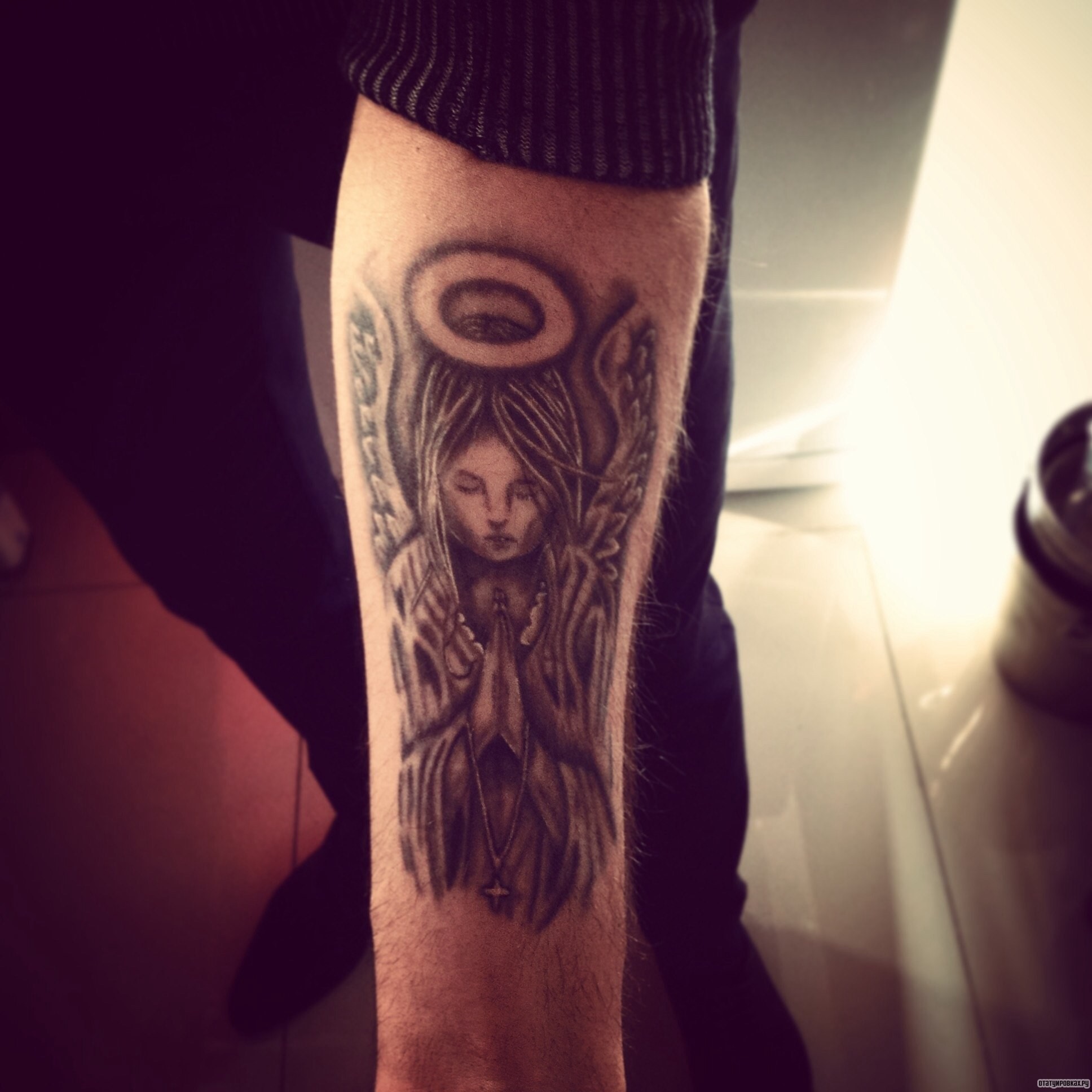 Фотография татуировки под названием «Ангел с нимбом над головой»