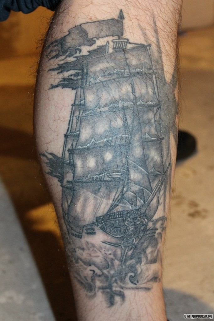 Фотография татуировки под названием «Корабль чб»
