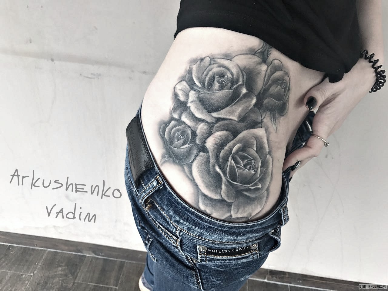 Фотография татуировки под названием «Нежные чб розы»