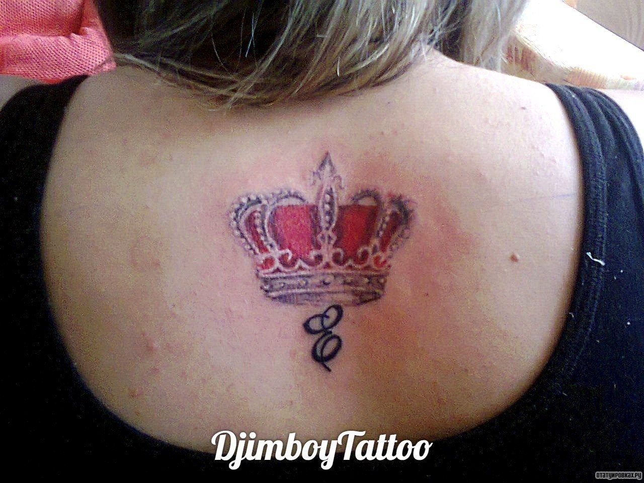 Фотография татуировки под названием «Корона красная и буква»