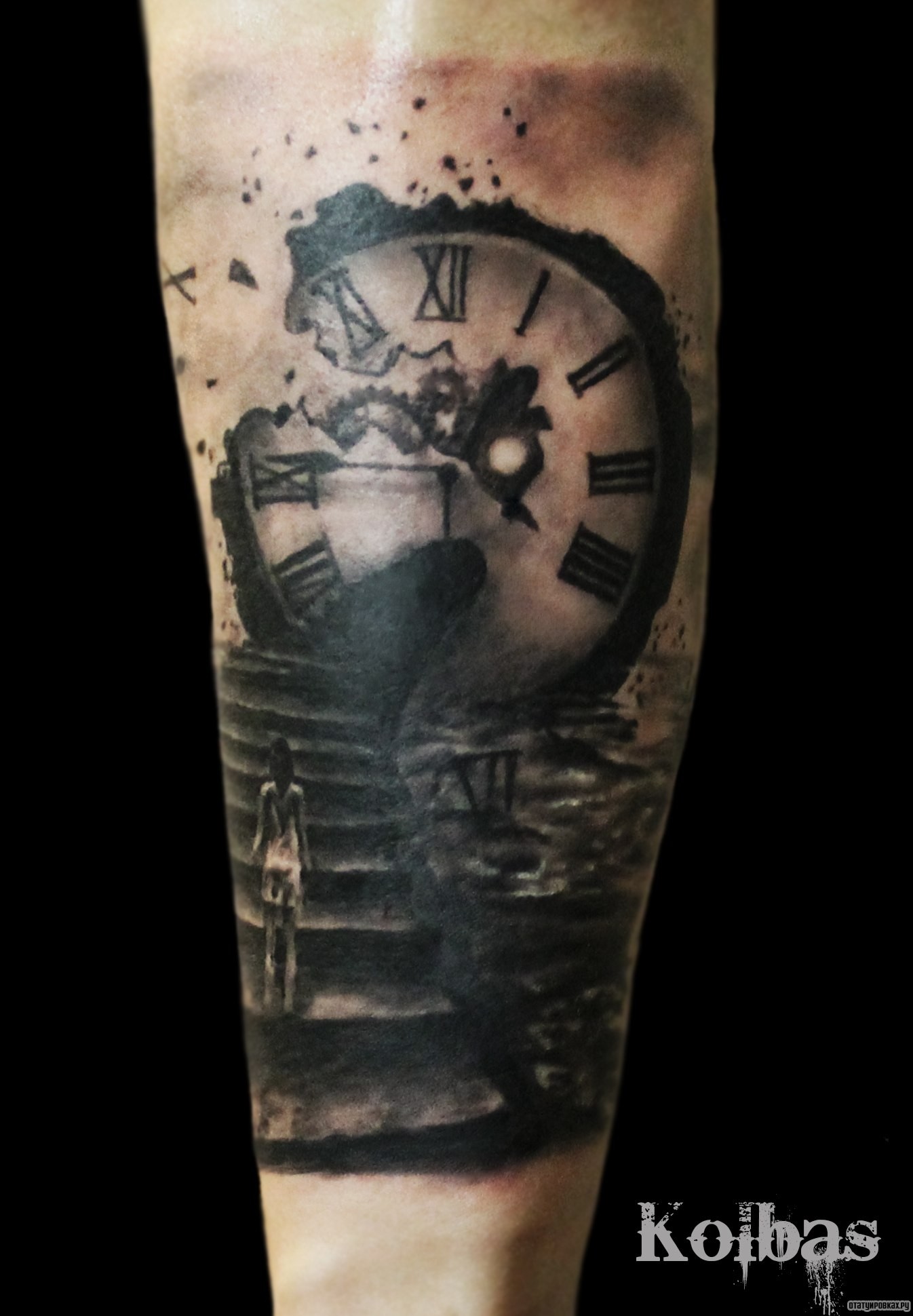 Фотография татуировки под названием «Часы и лестница»