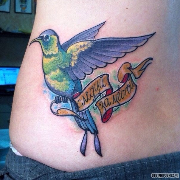 Фотография татуировки под названием «Ласточка с надпись следи за мечтой»