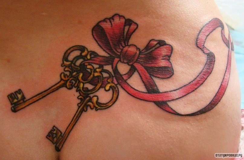 Фотография татуировки под названием «Два ключа с бантиком»