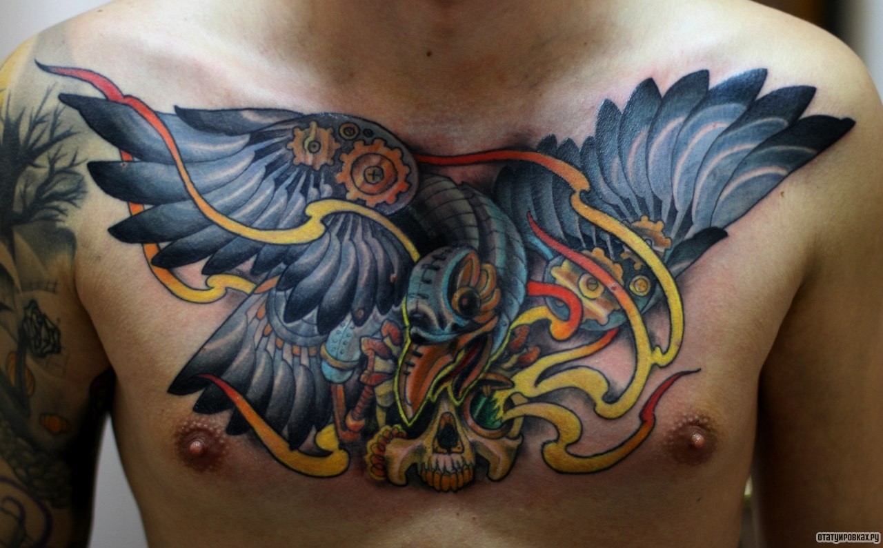 Фотография татуировки под названием «Ворона, череп»