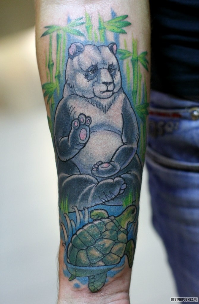 Фотография татуировки под названием «Панда и черепаха»