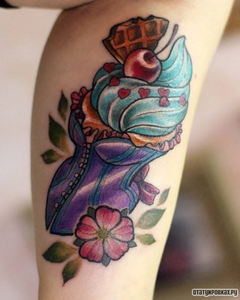 Фотография татуировки под названием «Пирожное, вишня»
