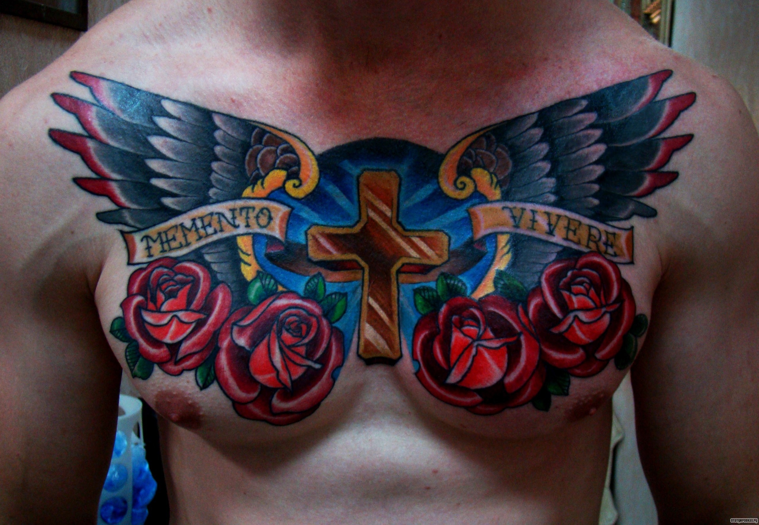 Фотография татуировки под названием «Крест, крылья, розы»